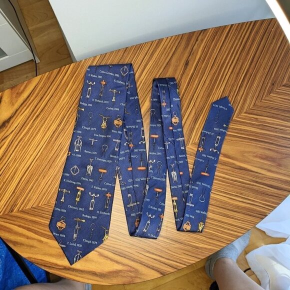 VINTAGE MUSEUM ARTIFACTS silk tie navy corkscrew collection - Picture 4 of 9